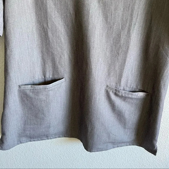 Figs Casma™ Three-Pocket Scrub Top - Picture 3 of 6